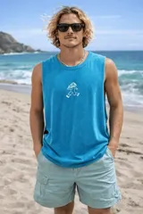 Musculosa de algodón color azul, con diseño estampado en el centro del pecho que representa a un personaje con forma de hongo caminando.