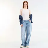 Pantalón jean de corte baggy, tiro medio y diseño amplio de pierna recta en color celeste con efecto deslavado.