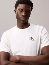 Remera de algodón de corte regular, con cuello redondo y mangas cortas. Presenta un pequeño logo de Calvin Klein estampado en el pecho.