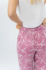 Pantalón de corte culotte y tiro medio, confeccionado en viscosa con estampado de hojas blancas sobre fondo color miel. Presenta una silueta amplia y fluida, con cintura elástica en la parte posterior y bolsillos laterales.