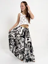 Falda larga de algodón con estampado floral en blanco y negro. Tiene cintura elastizada y cinto de rafia elastizado desmontable.