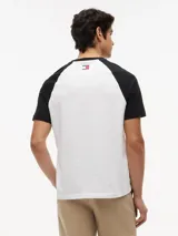 Remera de cuello redondo con diseño de mangas raglán en contraste. Presenta un estampado frontal con el logo de Cadillac en fuente script y la inscripción Formula 1 Team junto al logo de Tommy Hilfiger.