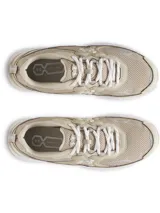 Championes Under Armour modelo Apparition, de estilo retro inspirado en el running. Presentan una parte superior de malla transpirable en tono beige con superposiciones de cuero sintético y detalles reflectantes. Cuentan con amortiguación reactiva UA HOVR y suela de goma completa para mayor tracción.