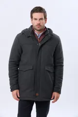 Saco de paño color gris oscuro, con capucha desmontable, cierre frontal oculto por cartera con botones a presión y bolsillos laterales. Presenta un diseño de abrigo estructurado con forro interior.