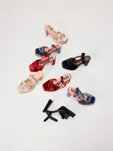Sandalias de tacón alto Mutma en terciopelo color gris azulado, con plataforma delantera, doble nudo decorativo en la puntera y tira ajustable al talón.