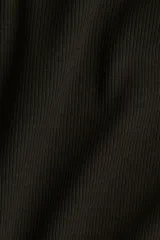 Remera negra de manga corta, confeccionada en punto acanalado con diseño entallado y cuello redondo fino.