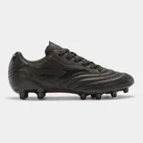 Championes de fútbol Joma modelo Aguila, color negro, con diseño de costuras reforzadas en la puntera y suela con tapones para terreno firme.