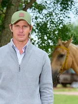 Campera gris de hilo con cierre frontal y cuello alto, tejido de punto panal.