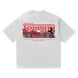 Remera blanca de corte holgado con estampado de un auto Ferrari rojo y texto "Vinnare Luxury".