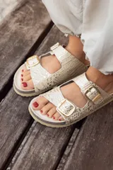 Sandalias de cuero color beige con estampado croco, dos hebillas doradas ajustables y plantilla anatómica.