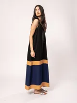 Vestido largo color blanco con franjas horizontales en amarillo y beige, de lino, con escote en V y bolsillos laterales.