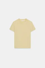 Camiseta de algodón flamé color amarillo claro, con cuello redondo y manga corta de corte regular fit.