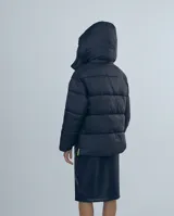 Campera puffer negra con detalles en verde flúor.