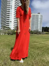 Vestido largo color rojo con botones frontales y mangas cortas.