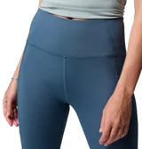 Calza deportiva de tiro alto con tecnología hidroabsorbente, confeccionada en tejido elástico con bolsillo lateral en la pierna.