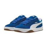 Championes Puma modelo Park Lifestyle Easy, de diseño urbano en color negro con detalles en blanco. Confeccionados en gamuza con la icónica franja lateral de la marca y suela de goma resistente.