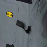 Pantalón de trabajo técnico color gris con refuerzos en color negro en las rodillas y bolsillos laterales tipo cargo. Presenta un diseño ergonómico y resistente, ideal para tareas de alta exigencia.