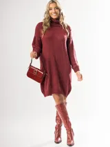 Vestido tipo polerón de tejido de punto grueso, color bordó, con cuello alto, mangas largas y diseño holgado.