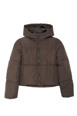 Campera puffer color verde militar, acolchada, con capucha y cierre frontal de cremallera.