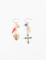 Par de caravanas asimétricas con diseño de aros tipo argolla. Un pendiente presenta dijes de ají rojo, estrella y corazón con diseño de rosa. El otro pendiente incluye dijes de ojo turco, querubín y cruz decorada con piedras azules.