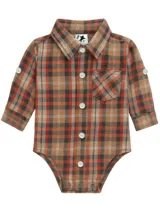 Camisa body a cuadros en tonos marrón, rojo, negro y blanco, con cuello clásico, manga larga con botones para enrollar y bolsillo en el pecho.