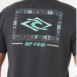 Remera Rip Curl modelo Legacy, color negro, de manga corta y cuello redondo, con pequeño estampado en el pecho.
