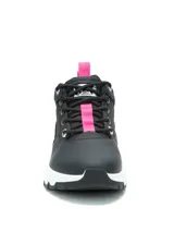 Sneaker Caterpillar modelo Colorado Lo, de diseño urbano y deportivo. Confeccionada en una combinación de cuero y nylon negro, presenta detalles en color fucsia en los cordones, tiradores y talón. Cuenta con una entresuela de EVA blanca y suela de goma con tracción.
