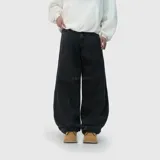 Pantalón de jean estilo baggy, color negro con efecto lavado. Presenta un corte ultra holgado y un bordado en el bolsillo trasero con el nombre de la marca y detalles de llamas.