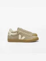 Championes Veja modelo Campo Suede, de color taupe con detalles en blanco crema y suela de goma color miel. Confeccionados en gamuza con la característica "V" de la marca en el lateral.