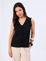 Blusa negra sin mangas, con escote en V y detalles de flecos en los bordes y costuras.