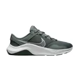Championes Nike Legend Essential 3, color verde militar con suela blanca y detalles en gris. Diseño deportivo con malla transpirable y logo de la marca en el lateral.