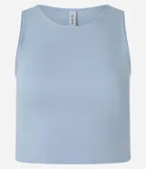 Top cropped sin mangas, color marrón oscuro, de corte ajustado al cuerpo y cuello redondo. Presenta textura acanalada.