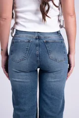 Jean de tiro medio color celeste, confeccionado en denim de algodón con lycra. Modelo de corte wide leg con piernas amplias y rectas, diseño clásico de cuatro bolsillos y cierre frontal con botón.