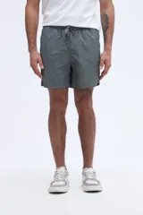 Short de baño liso azul marino, de corte clásico con cintura elástica y cordón ajustable.