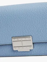 Cartera mensajera Tommy Jeans de acabado granulado en color celeste, con cierre de pinza metálico y correa ajustable.
