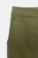 Pantalón de tiro alto color verde oliva, de corte recto y pierna ancha, con pinzas frontales y bolsillos laterales.