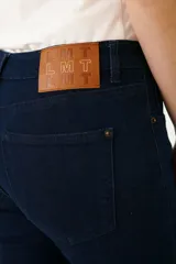 Blazer azul de corte recto, con solapas y cierre con dos botones.