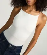 Blusa femenina sin mangas, confeccionada en tejido de algodón con elastano. Presenta un diseño ajustado al cuerpo con escote halter y tirantes finos elásticos.