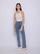 Musculosa blanca de tela texturada con tirantes finos.