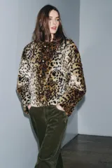 Chaqueta de Zara Woman Collection confeccionada en tejido efecto pelo con estampado animal print. Presenta cuello redondo, manga larga, bolsillos delanteros y cierre frontal con botones metálicos en relieve.