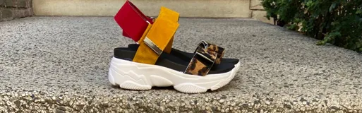 Sandalias con plataforma blanca, base negra y tiras de colores: roja, amarilla y animal print.