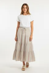 Falda larga de lino y viscosa con rayas verticales y volados en el ruedo.