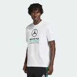 Remera de algodón blanca con cuello redondo y mangas cortas. Presenta un estampado gráfico frontal con el logo de Mercedes-Benz, el emblema de AMG Petronas y la inscripción Formula 1 Team.