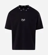 Remera boxy negra de algodón con cuello V decorado con pequeñas estrellas bordadas y un bordado numérico en el centro del pecho.