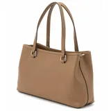 Cartera tipo tote Guess modelo Angelica, color marrón símil cuero, con doble asa superior y cadena colgante con dijes plateados que forman el nombre de la marca. Cuenta con logo impreso en la parte frontal y herrajes plateados.