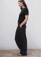 Camiseta de manga corta y cuello redondo, confeccionada en algodón orgánico con diseño recto.