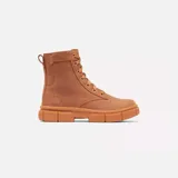 Bota de caña media Sorel, confeccionada en piel de plena flor impermeable color tostado. Presenta cierre de cordones con ojales metálicos, tirador en el talón y una suela de caucho moldeado con diseño robusto y dentado.