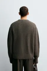 Jersey de corte relajado confeccionado en una mezcla de algodón y lana. Presenta cuello redondo, manga larga y acabados en rib en puños y bajo.