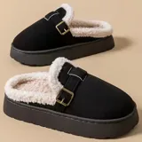 Pantuflas sin talón de gamuza marrón, con interior de corderito sintético, suela plataforma y tira ajustable con hebilla en el empeine.