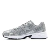 Championes urbanos New Balance modelo 740, color gris y plateado, con diseño inspirado en el running de los años 2000, confeccionados con parte superior de malla y superposiciones sintéticas, entresuela ABZORB y el característico logotipo 'N' en los laterales.